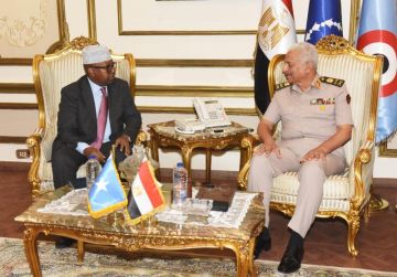 الفريق أول عبد المجيد صقر يلتقي وزير الدفاع الصومالي الفريق أول عبد المجيد صقر يلتقي وزير الدفاع الصومالي