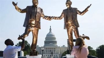 رغم التصريح.. إزالة تمثال ترامب وإبستين من واشنطن بعد يوم واحد من عرضه