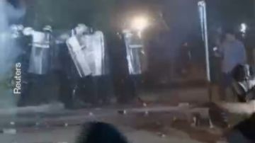 مظاهرات ومواجهات.. غاز مسيل للدموع وقنابل صوتية لتفريق المحتجين في صربيا مظاهرات ومواجهات.. غاز مسيل للدموع وقنابل صوتية لتفريق المحتجين في صربيا