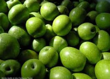 الزيتون التفاحي ولا العزيزي .. أيهما أسرع في التخليل وألذ على المائدة؟ (تاجر بسوق العبور يوضح)  الزيتون التفاحي ولا العزيزي .. أيهما أسرع في التخليل وألذ على المائدة؟ (تاجر بسوق العبور يوضح)