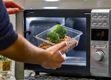 تتفاعل معه بشكل سيئ.. 7 أطعمة ممنوعة داخل الميكروويف
