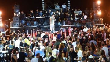 طمني عليك وفاكرك يا نسيني.. لقطات من حفل محمد فؤاد في الساحل الشمالي