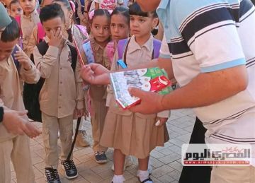 مدير مدرسة بكفر الشيخ يوزع أقلام رصاص وعصائر على تلاميذ الصف الأول الابتدائي مدير مدرسة بكفر الشيخ يوزع أقلام رصاص وعصائر على تلاميذ الصف الأول الابتدائي