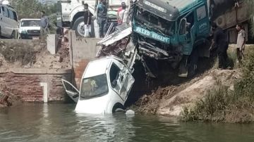 حادث تصادم سيارتين نقل بالبحيرة.. صور