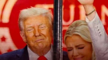 شاهد.. ترامب يواسي أرملة تشارلي كيرك في حفل وداع جماهيري مثير