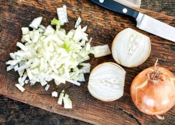 لا مزيد من الدموع.. حيل لمنعك من البكاء عند تقطيع البصل