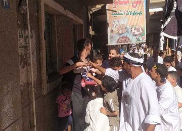 لحمة وطنية.. قبطي يوزع حلاوة المولد النبوي على أبناء مدينة أبوقرقاص (صور)