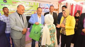 محافظ أسيوط يوزع 100 حقيبة ومستلزمات دراسية على الأسر الأولى بالرعاية محافظ أسيوط يوزع 100 حقيبة ومستلزمات دراسية على الأسر الأولى بالرعاية