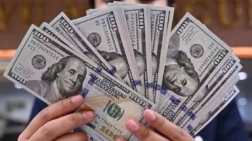 الدولار يتراجع دون مستوى 48 جنيها لأول مرة منذ شهر