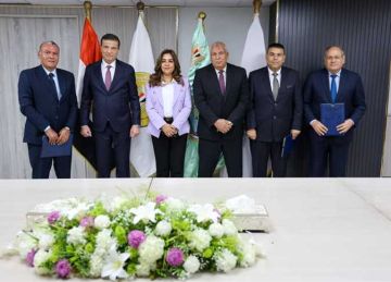 توقيع بروتوكول لإنشاء أول مركز متكامل لانتاج الحرير الطبيعي بمدينة الخارجة توقيع بروتوكول لإنشاء أول مركز متكامل لانتاج الحرير الطبيعي بمدينة الخارجة