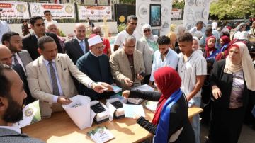 رئيس جامعة الأزهر يصدق على فتح باب تقليل الاغتراب بين الكليات رئيس جامعة الأزهر يصدق على فتح باب تقليل الاغتراب بين الكليات