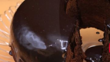 طريقة تحضير كيكة الشكولاتة مع الصوص .. بمذاق لا يقاوم طريقة تحضير كيكة الشكولاتة مع الصوص .. بمذاق لا يقاوم