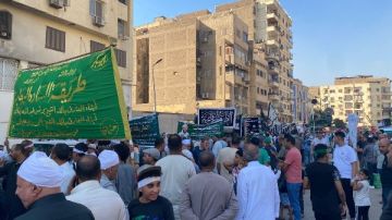 طوابير فى حب سيدنا النبي .. وصول مسيرة الطرق الصوفية لساحة مسجد الحسين فيديو