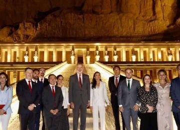 ملك إسبانيا يفتتح الإضاءة الليلية بمعبد الملكة حتشبسوت غربي الأقصر