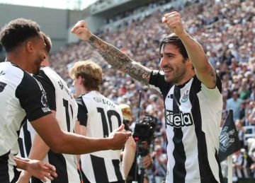 نيوكاسل يونايتد يهزم وولفرهامبتون في الدوري الإنجليزي الممتاز