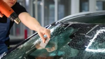 خطوات سهلة لحماية زجاج السيارة من التلف؟