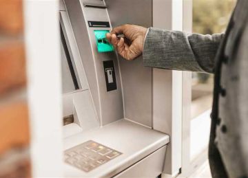 لـ أعطال فنية أو انتهاء الصلاحية.. ماذا تفعل حال ابتلاع ماكينة ATM بطاقتك البنكية؟ (6 خطوات) لـ أعطال فنية أو انتهاء الصلاحية.. ماذا تفعل حال ابتلاع ماكينة ATM بطاقتك البنكية؟ (6 خطوات)