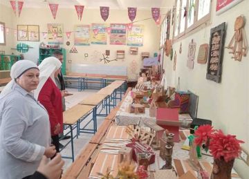 معرض مشغولات يدوية في أول أيام الدراسة بمدارس السويس