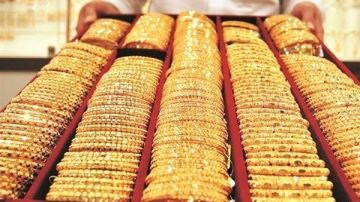 مفاجاة في سعر الذهب بالمحلات.. والحذر الفيدرالي يرفع الدولار ويقيد مكاسب المعدن الأصفر