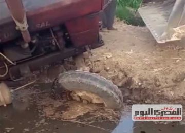 إصابة سائق في سقوط جرار زراعي ببحر الخادمية في محافظة كفر الشيخ إصابة سائق في سقوط جرار زراعي ببحر الخادمية في محافظة كفر الشيخ