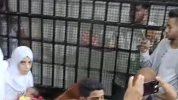 بين يديها رضيع.. أولى جلسات محاكمة المتهمة بإنهاء حياة زوجها و6 من أطفـ ـاله بين يديها رضيع.. أولى جلسات محاكمة المتهمة بإنهاء حياة زوجها و6 من أطفـ ـاله