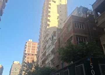 عقار المندرة قبلي يفتح ملف البنايات المائلة بالإسكندرية.. ونواب يحذرون من تكرار سيناريو الأزاريطة 
