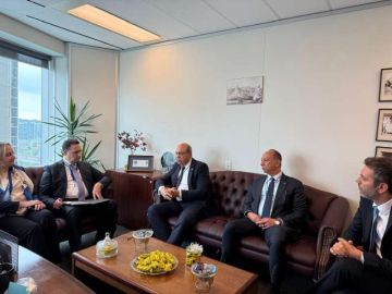 وزير الطيران المدني يبحث مع اليونان سبل تعزيز التعاون في مشروعات السلامة والاستدامة