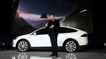 تضليل للمستهلكين.. جدل جديد يلاحق تسلا وإيلون ماسك حول القيادة الذاتية