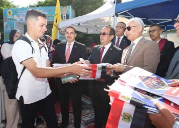 رئيس جامعة المنيا يستقبل الطلاب بالهدايا في أول أيام العام الدراسي الجديد (صور)