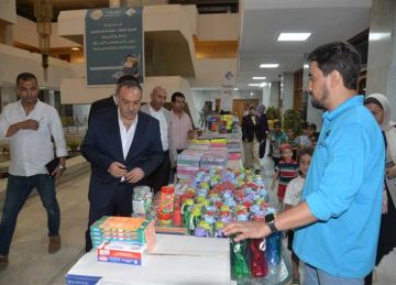 محافظ أسيوط يوزع 300 حقيبة مدرسية للأسر الأولى بالرعاية
