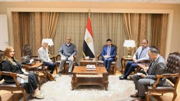 وزير الشباب يلتقي بخريجي الدفعة الأولى من برنامج كوادر الوزارة وزير الشباب يلتقي بخريجي الدفعة الأولى من برنامج كوادر الوزارة