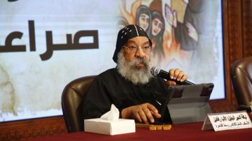 الأنبا رافائيل يلقي محاضرة حرب الأيقونات في المؤتمر السنوي للتاريخ الكنسي صور