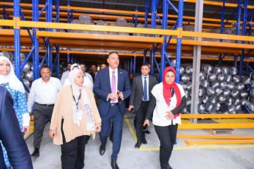 وزير العمل يختتم جولته في السويس بزيارة شركة بلازا لصناعة الملابس الجاهزة