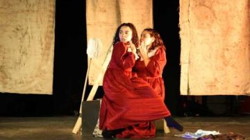 أحفاد دافنشي يعيد تقديم الخادمتان برؤية جديدة ضمن مهرجان إيزيس الدولي لمسرح المرأة