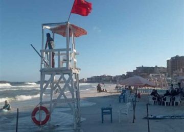 الرايات حمراء.. منع نزول البحر بشواطئ العجمي وغرب الإسكندرية (صور)