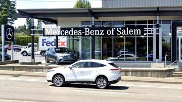 سيارة رانج روفر تحطم 70 سيارة BMW ومرسيدس داخل توكيلاتها