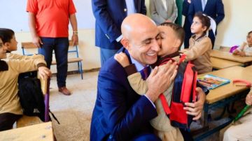 لقطة عفوية.. تلميذ يحتضن ويقبل وزير التعليم خلال زيارته لمدرسة بالمنيا لقطة عفوية.. تلميذ يحتضن ويقبل وزير التعليم خلال زيارته لمدرسة بالمنيا