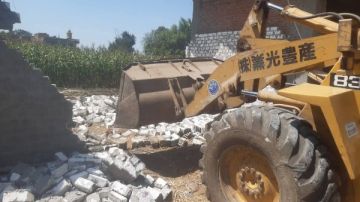 إزالة حالة تعد على أرض زراعية في كفر الشيخ.. صور