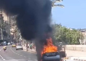 تفحم سيارة بعد اشتعال النيران بها فجأة في كورنيش الإسكندرية (صور)