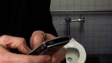 حكم التحدث في الهاتف وتصفحه أثناء التواجد في الحمام.. أمين الفتوى يجيب