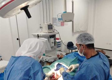 عملية جراحية دقيقة لإزالة ورم من مفصل ركبة مريض في مستشفى بمطروح