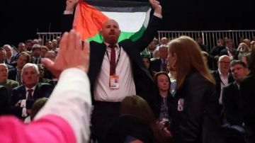 في ليفربول.. متظاهر مؤيد لفلسطين يقاطع خطاب وزيرة المالية البريطانية