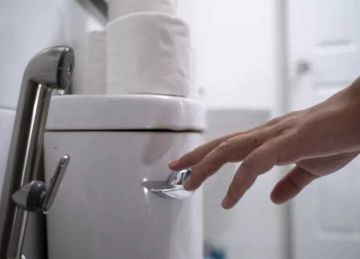 قد يكون علامة على مشكلة صحية.. ما أسباب رائحة البول النفاذة؟