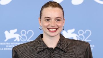 لونا ويدلر تفوز بجائزة أفضل ممثلة شابة بمهرجان فينيسيا عن دورها في Silent Friend 