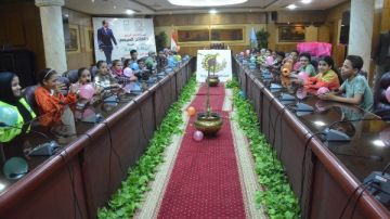 محافظ الغربية يسلم الزي المدرسي ويسدد المصروفات لـ 35 طالبا من أبناء الأسر الأولى بالرعاية.. ويؤكد: حق علينا