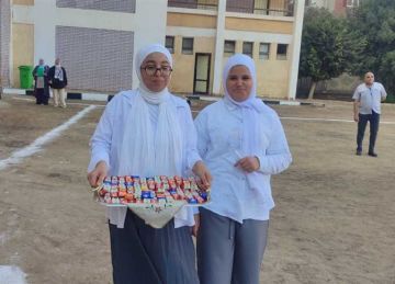 بـ الورود والشوكولاتة .. مدارس الفيوم تستقبل التلاميذ أول أيام الدراسة