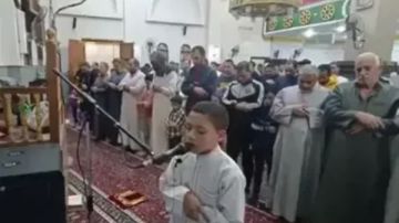 حكم إمامة الصبي في صلاة الفريضة.. دار الإفتاء تجيب