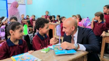 وزير التعليم يجري حوارا أبويا مرحا مع تلميذ بالقليوبية في أول يوم دراسة