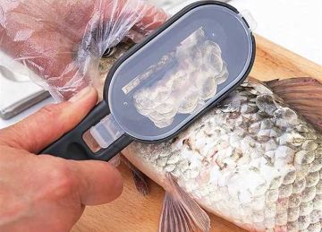 بدون فوضى.. حل فعال من قلب المطبخ لإزالة قشر السمك