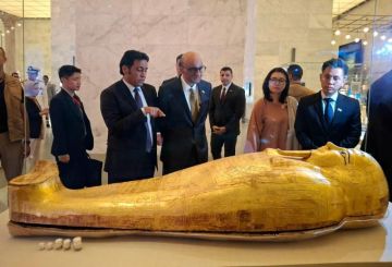 رئيس سنغافورة يزور المتحف القومي للحضارة المصرية رئيس سنغافورة يزور المتحف القومي للحضارة المصرية